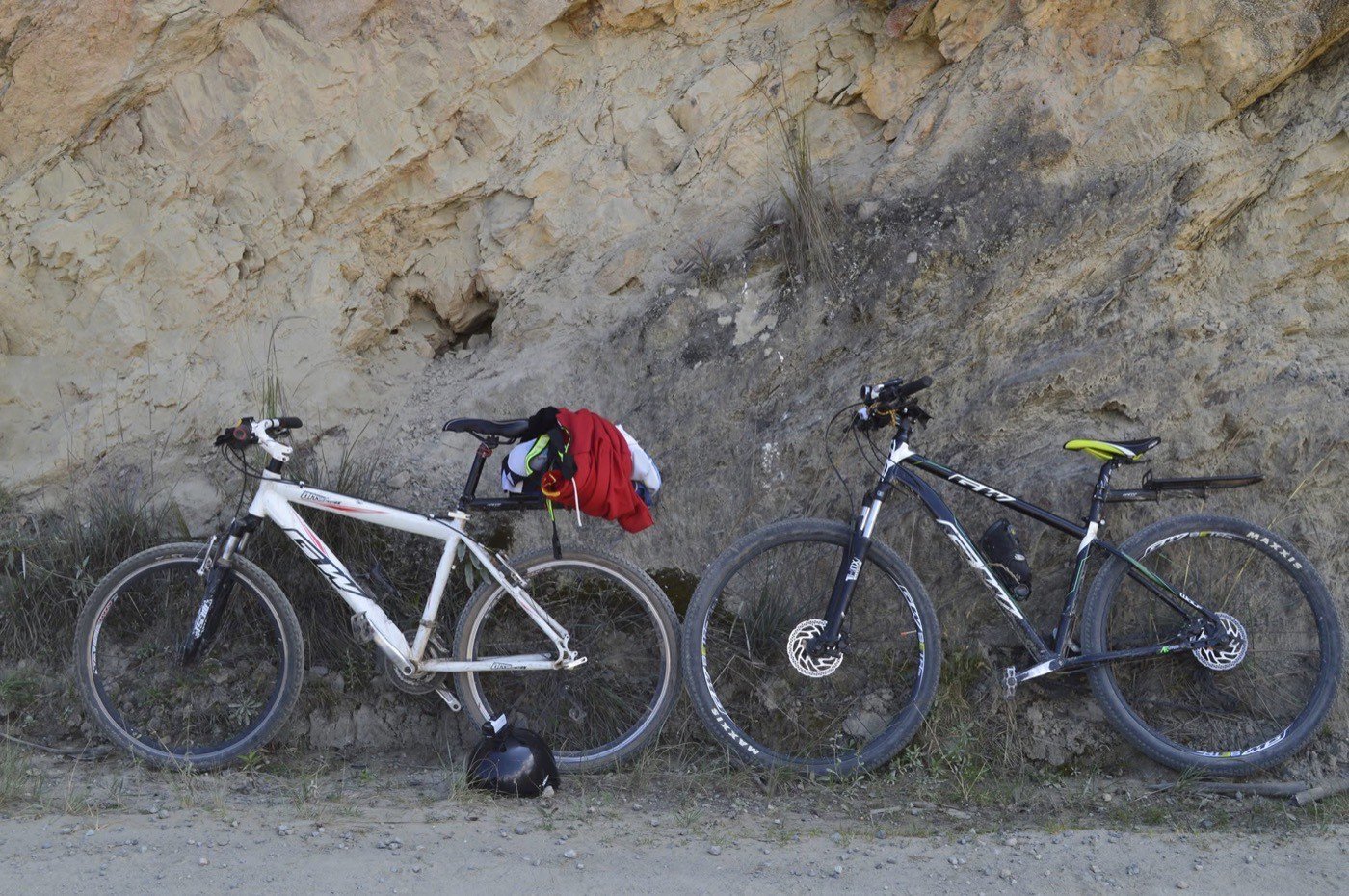 Impacto Nativo — Bicicletas de montaña en un mirador del valle de Mogotes, Santander