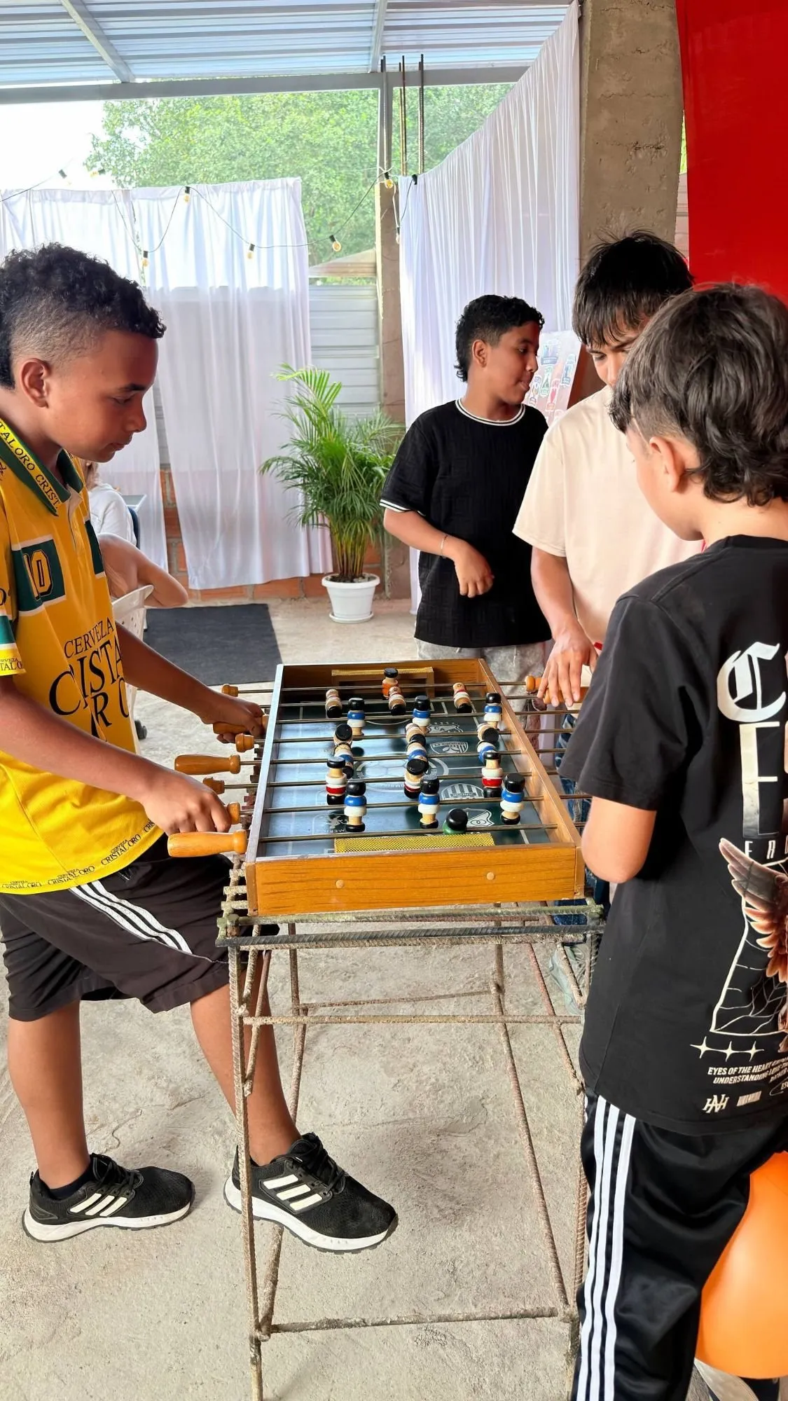 Partida de futbolín bajo el techo de la terraza
