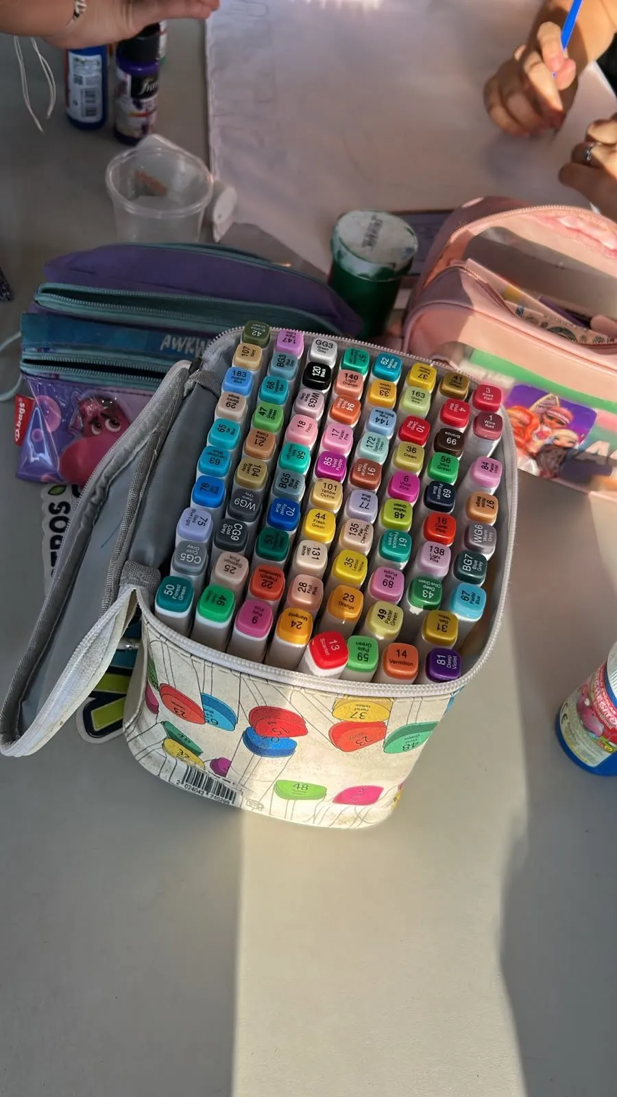 Un estuche con un centenar de marcadores de colores