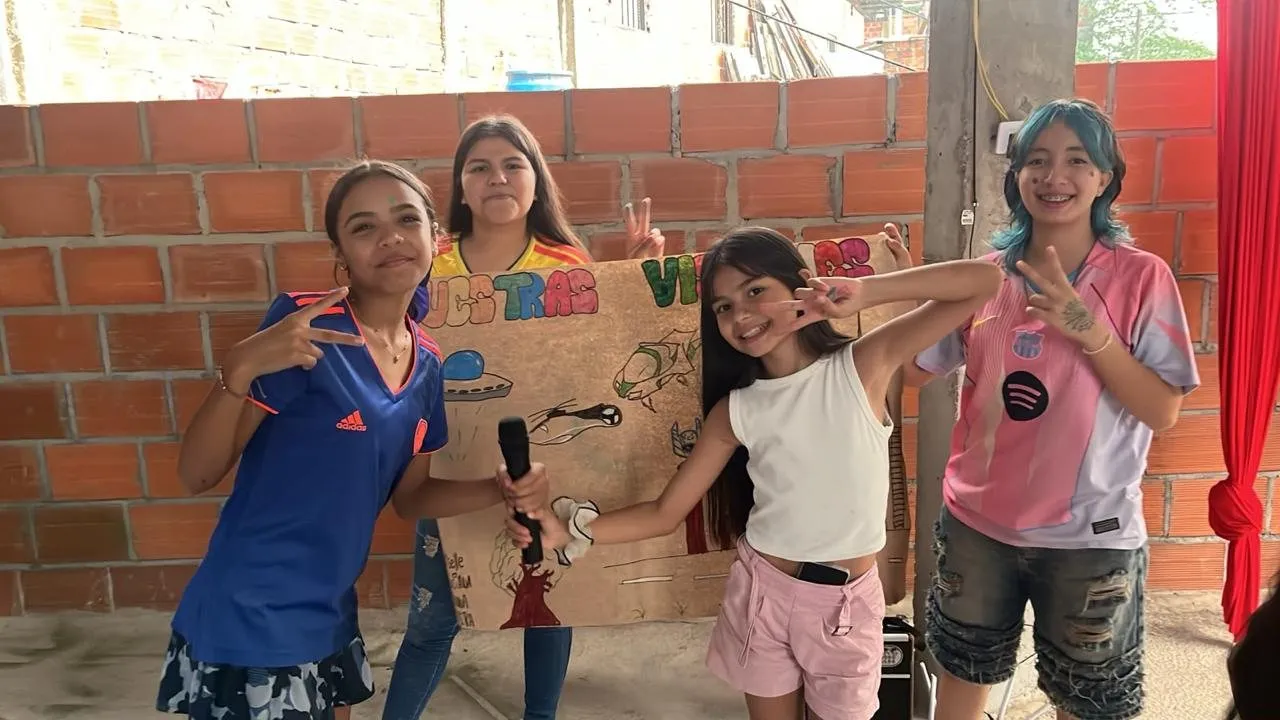 Cuatro estudiantes presentan su mural «Nuestras visiones»