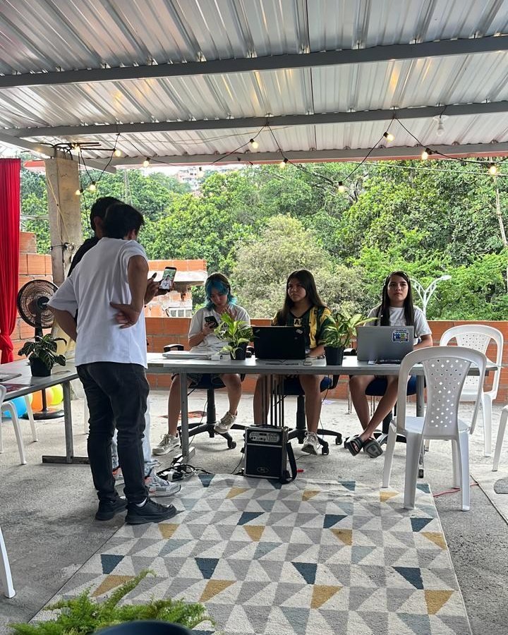 Estudiantes en pupitres con computadores
