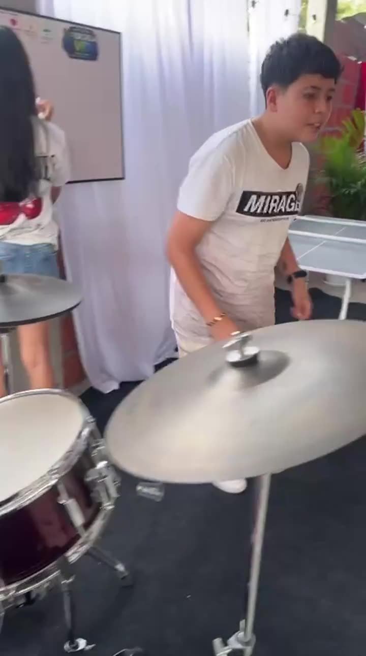 Recorrido por los talleres: música, ping-pong, escritorio y dibujo
