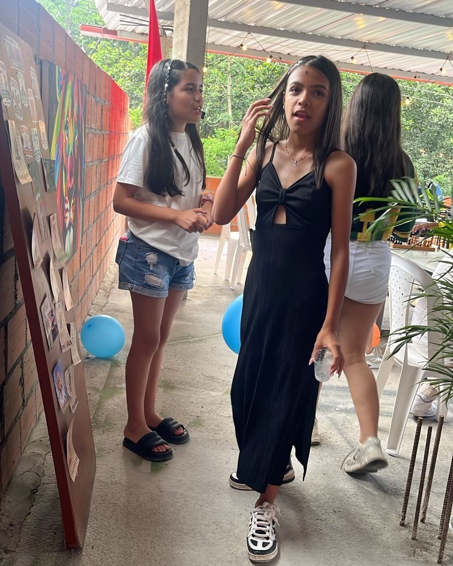 Una joven en una celebración en la terraza