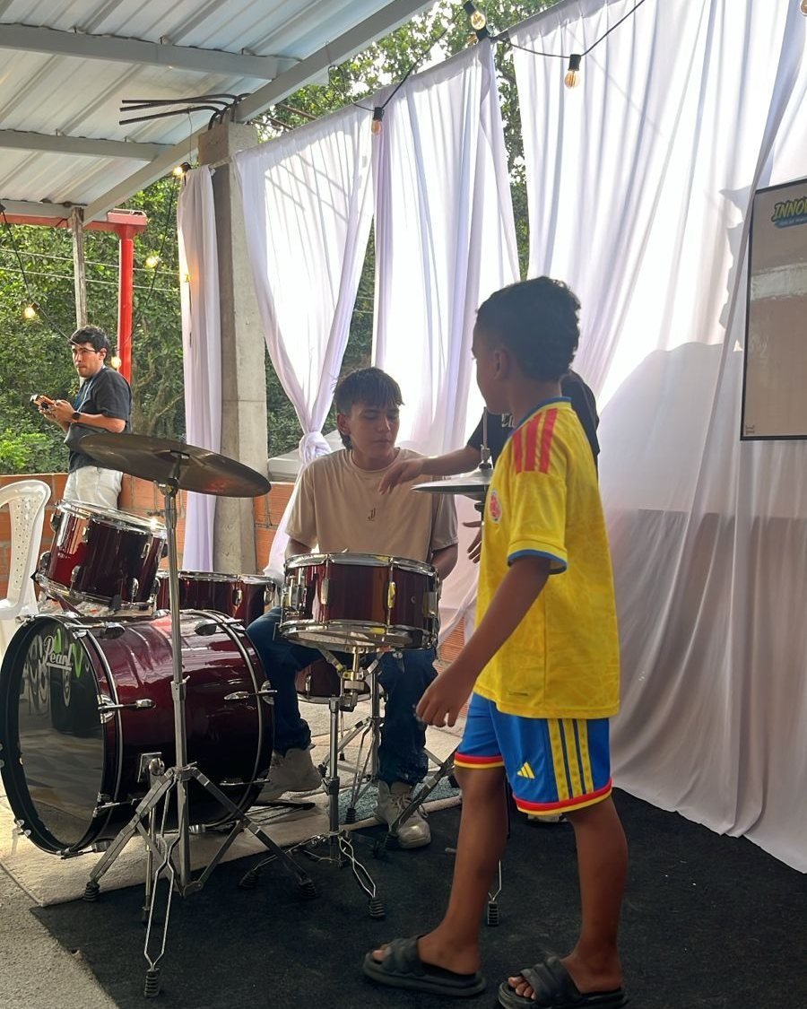 Un niño toca la batería en la terraza