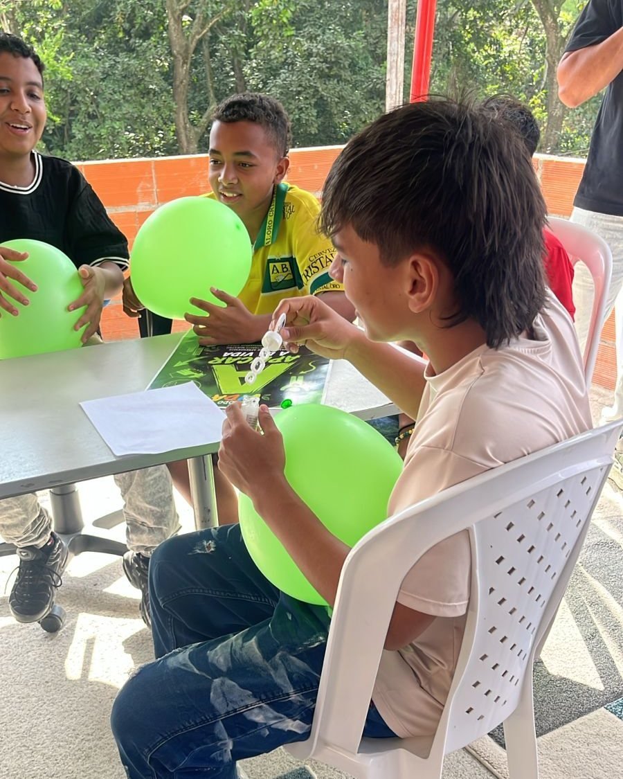 Niños con globos en una celebración en la terraza