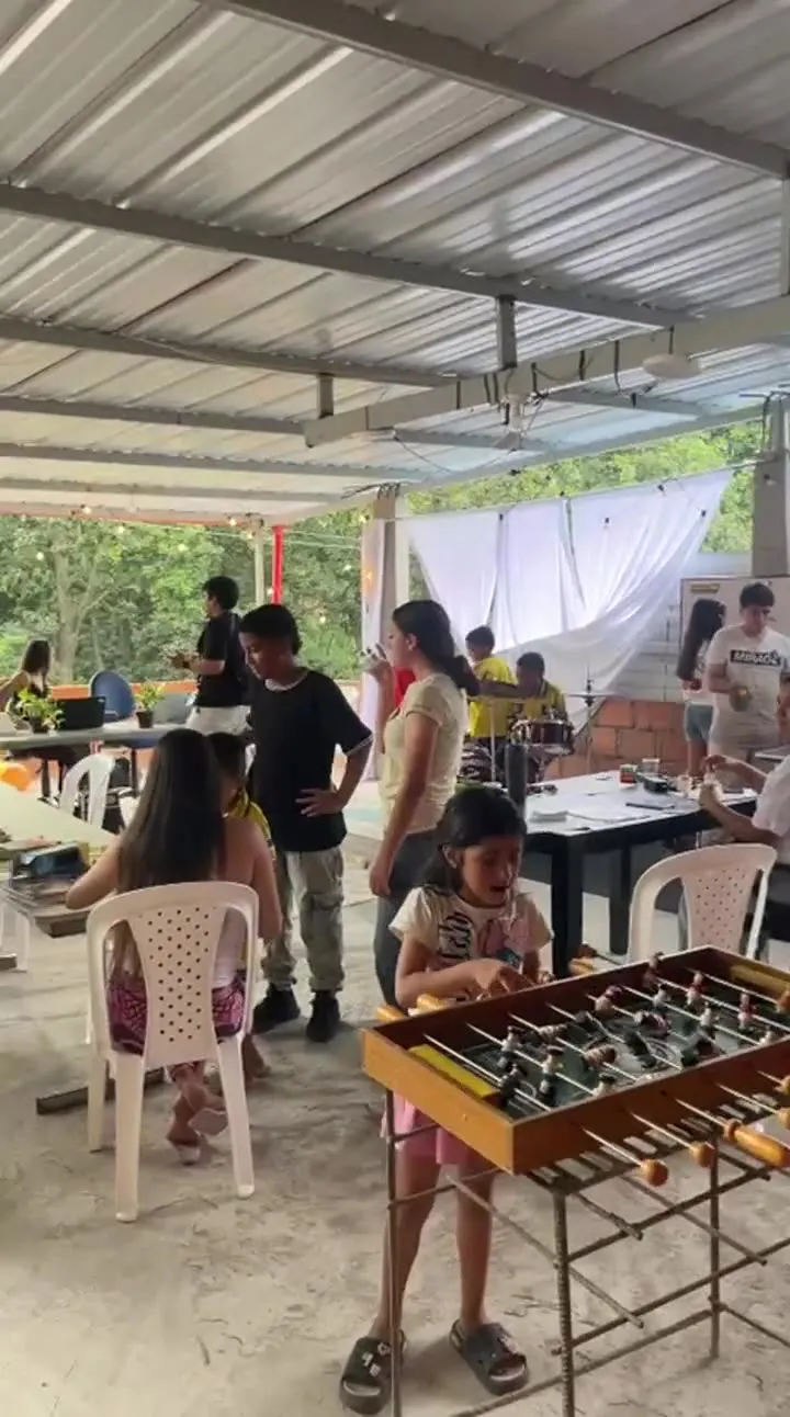 Futbolín y mesas de trabajo en la terraza