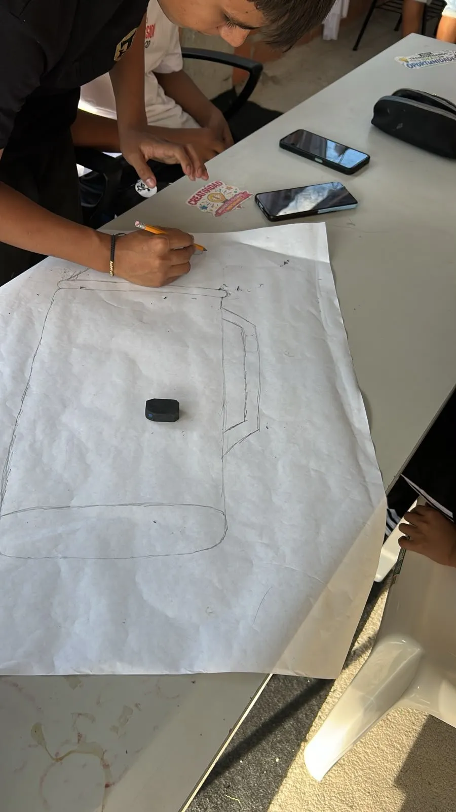 Boceto a lápiz del termo sobre un pliego de papel