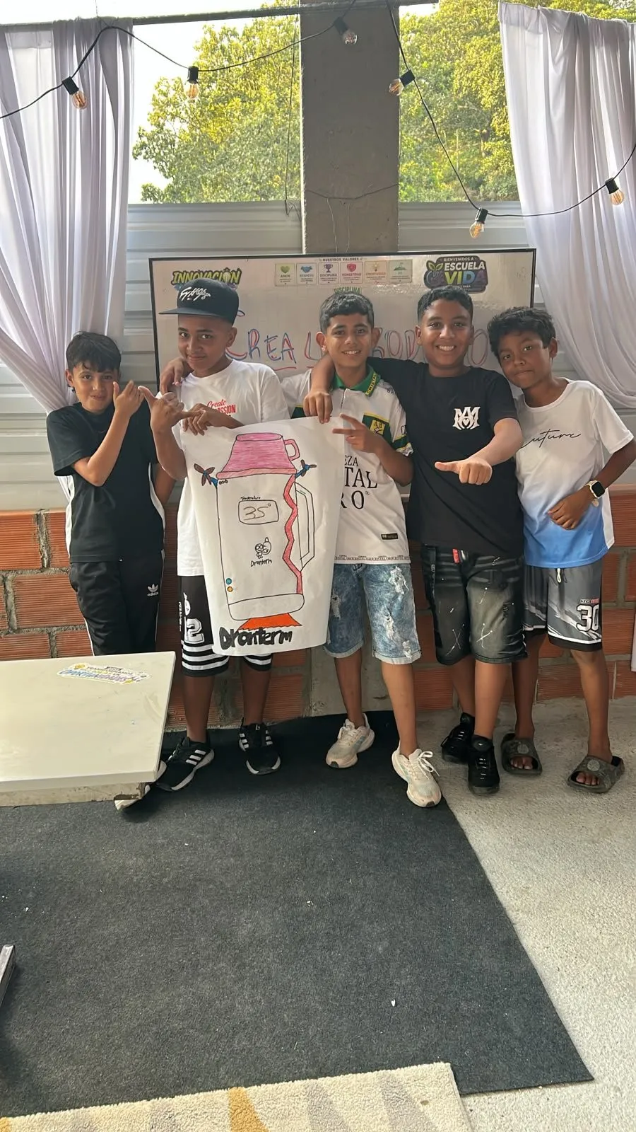Cinco estudiantes posan con el cartel del Dronterm