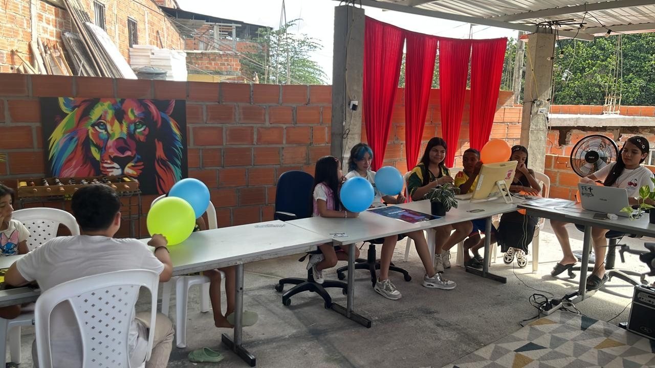 El salón con estudiantes en pupitres