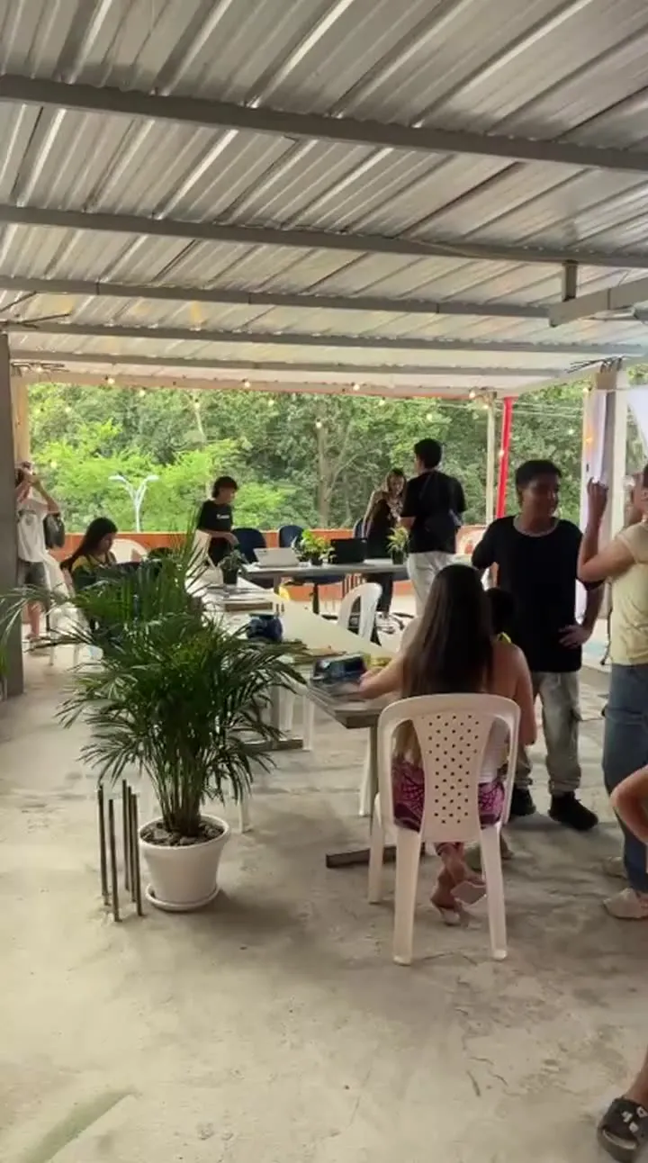 La terraza: futbolín y estudiantes en los computadores