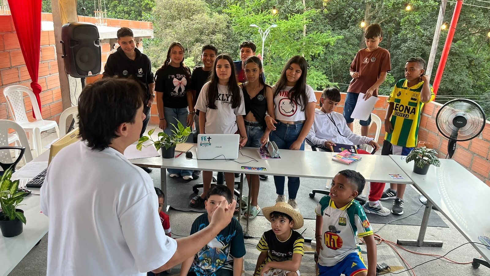 Un estudiante presenta su trabajo al grupo en la terraza de Escuela VIDA
