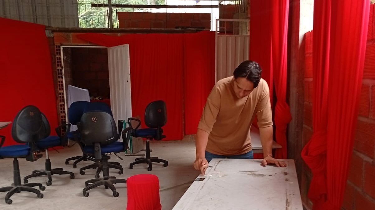 Un mentor prepara la mesa antes de la sesión