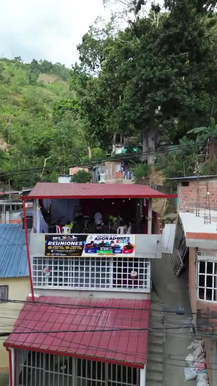 La terraza de Escuela VIDA vista desde la calle