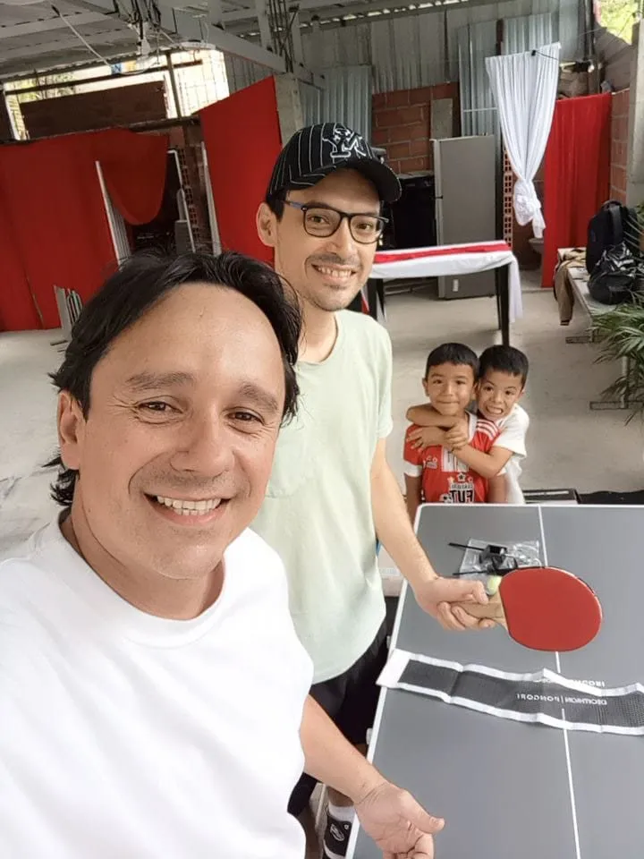 Un aliado de Escuela VIDA de visita en la terraza, junto al profesor
