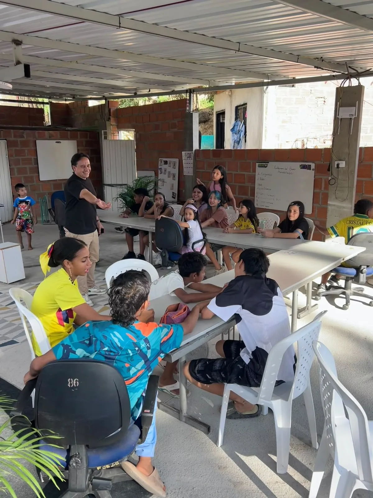El profesor frente al tablero «Problemas del barrio Asohelechales», con el grupo en las mesas