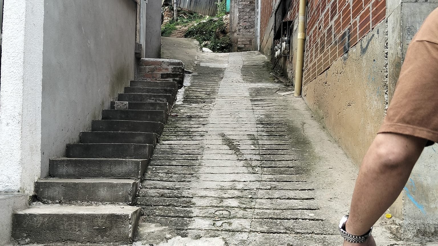 Callejón con escaleras en Asohelechales